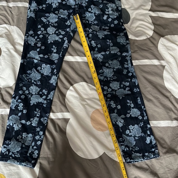 American Eagle size 6 stretch jeans, flower motif - Picture 6 of 9